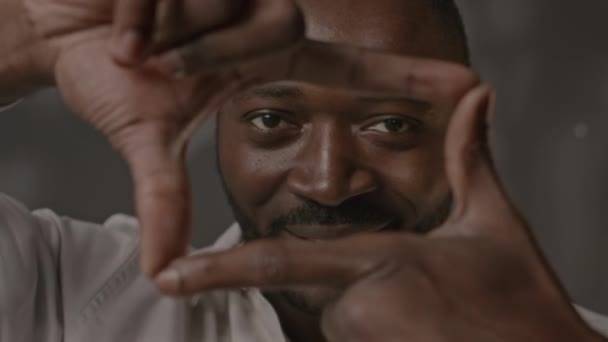 Zbliżenie Portret Przystojny Czarny Człowiek Obraz Ramka Gest Jego Ręce — Wideo stockowe