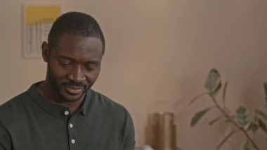 Genç Afro-Amerikan adamın gündüz çalışırken dijital tablet kullanırken çekimini azalt.