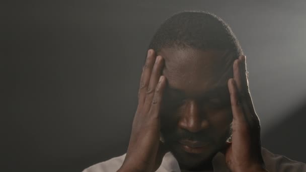 Портрет Молодого Дорослого Пригніченого Чорношкірого Який Торкається Обличчя Руками Сірому — стокове відео