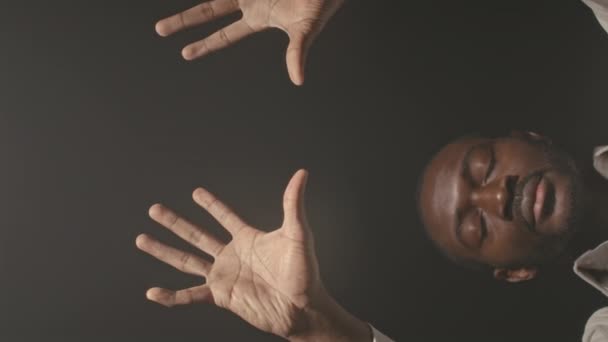Vertikalt Porträtt Afroamerikansk Man Stående Med Slutna Ögon Och Handflatorna — Stockvideo