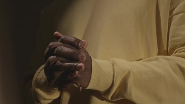 Recortado Tiro Irreconocible Hombre Negro Sudadera Amarilla Manteniendo Las Manos — Vídeo de stock