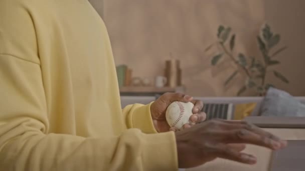 Incline Tiro Jovem Negro Freelance Sentado Contra Laptop Mesa Sala — Vídeo de Stock