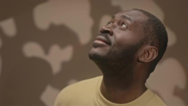 Bröst Upp Porträtt Glada Unga Vuxna Afroamerikanska Mannen Tittar Upp — Stockvideo