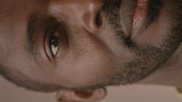 Genç Yakışıklı Bir Adamın Dikey Yarım Portresi Siyah Adam Yavaşça — Stok video
