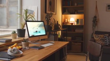 Masaüstü bilgisayarında çalışan hiç kimse pencere kenarındaki ahşap masadan ve sıcak akşam ışığı olan sıcak oturma odasındaki eski kitaplardan çekilemez.