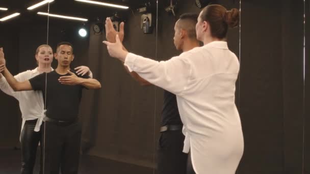 Середній Знімок Молодого Бірасистського Чоловіка Який Вчиться Танцювати Балет Індивідуальним — стокове відео