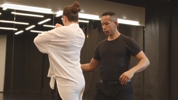 Slowmo Smyslné Mladé Multietnické Dvojice Profesionálních Tanečníků Předvádějících Expresivní Latinskoamerický — Stock video
