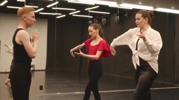 Farklı Genç Kadın Aynalı Balo Salonunda Latin Dansı Hareketleri Çalışırken — Stok video