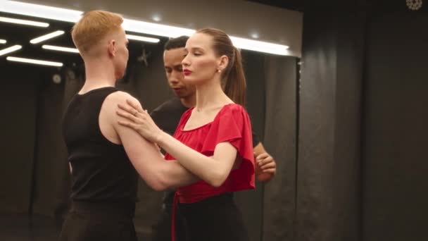 Joven Pareja Caucásica Apasionada Aprendiendo Bailar Salsa Amplio Salón Baile — Vídeos de Stock