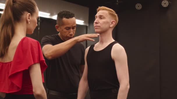 Mediana Toma Biracial Profesor Baile Latino Masculino Dando Lección Joven — Vídeos de Stock