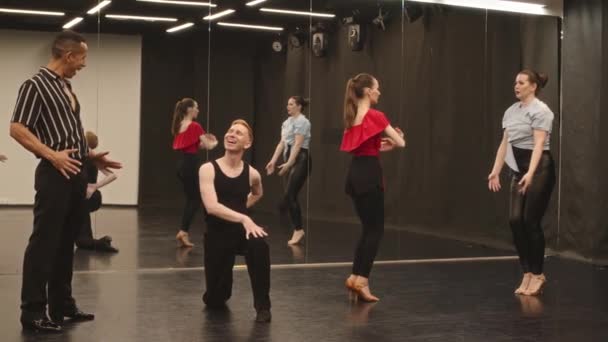 ミラーリングダンススタジオで踊る若い多様なグループの全長スローモ — ストック動画