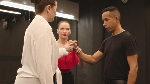 Střední Snímek Mladé Bělošky Učitelky Latinského Tance Která Dává Lekci — Stock video