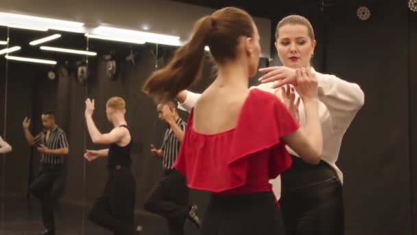 Lento Medio Jóvenes Diversos Hombres Mujeres Que Tienen Clase Baile — Vídeos de Stock