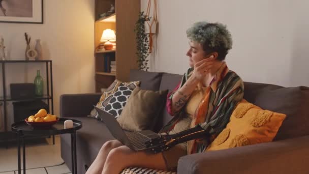 Orta Boy Protez Kollu Beyaz Bir Kız Laptopta Görüntülü Sohbet — Stok video