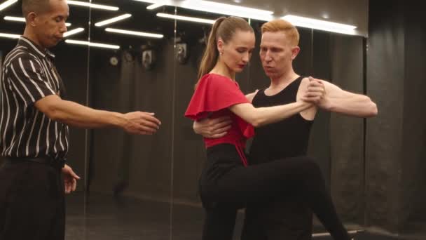 Çift Irklı Erkek Öğretmenle Dans Kursuna Katılırken Dans Etmeyi Öğrenen — Stok video