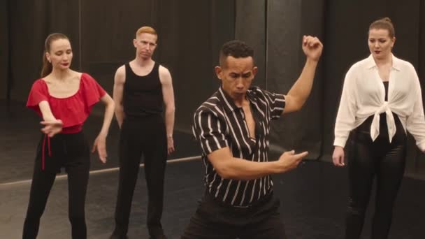 Середня Повільність Експресивного Вчителя Біраси Чоловічої Статі Дає Танго Танцювальний — стокове відео