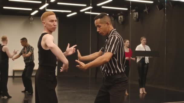 Mediana Lentitud Joven Profesor Baile Masculino Caucásico Mostrando Sensuales Movimientos — Vídeos de Stock
