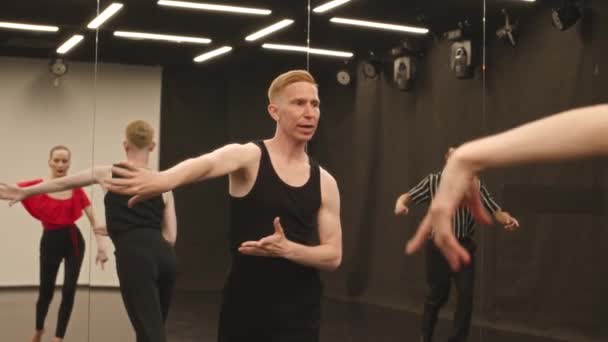 Mediana Lentitud Joven Caucásico Masculino Profesor Danza Latina Dando Lección — Vídeos de Stock