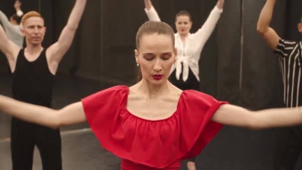 Langzaam Van Expressieve Blanke Vrouwelijke Latijnse Dansleraar Schudden Haar Lichaam — Stockvideo