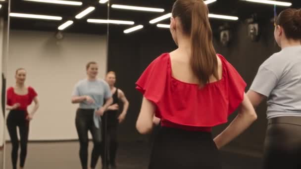 Vista Posterior Lentitud Media Jóvenes Diversos Profesor Practicando Movimientos Baile — Vídeos de Stock