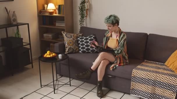 Cima Tiro Mulher Branca Jovem Com Prótese Braço Sentado Sofá — Vídeo de Stock