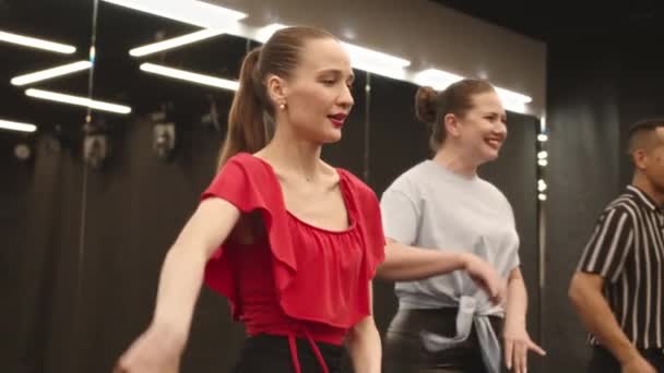 Közepes Lassúsága Változatos Vidám Fiatal Csoport Emberek Táncolnak Bachata Együtt — Stock videók
