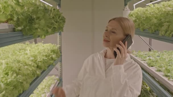 Средний Снимок Белой Женщины Вертикальной Фермы Разговаривающей Мобильному Телефону Время — стоковое видео