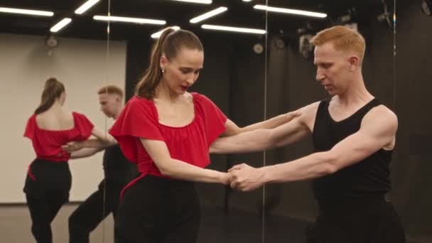 Medium Slowmo Zmysłowego Młodego Białego Para Taniec Tango Ekspresyjnie Przestronnej — Wideo stockowe