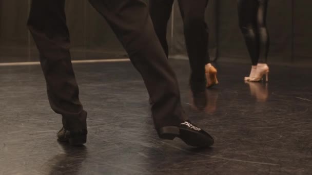 Baixa Seção Lentidão Pernas Homens Mulheres Irreconhecíveis Dança Salão Estúdio — Vídeo de Stock