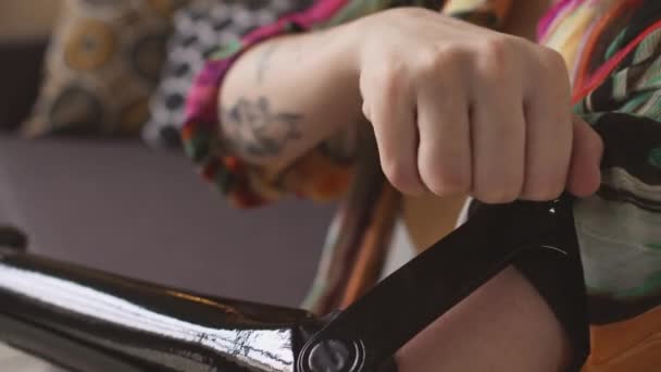Detailní Záběr Nepoznatelnou Dívku Upravující Moderní Robotické Rameno Protézy Uvnitř — Stock video