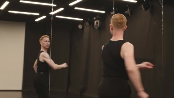 Młody Biały Rudy Mężczyzna Przędzenie Podczas Balet Taniec Lustrzane Sala — Wideo stockowe
