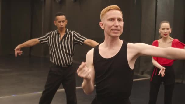 Lento Medio Expresivo Maestro Baile Salsa Masculino Dando Lección Diverso — Vídeos de Stock