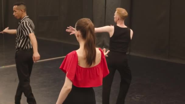 Media Lentitud Hermosa Mujer Enseñando Movimientos Baile Salón Estudiantes Masculinos — Vídeos de Stock