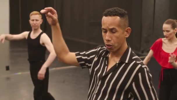 Mediana Lentitud Del Carismático Hombre Hispano Dando Expresiva Clase Baile — Vídeos de Stock