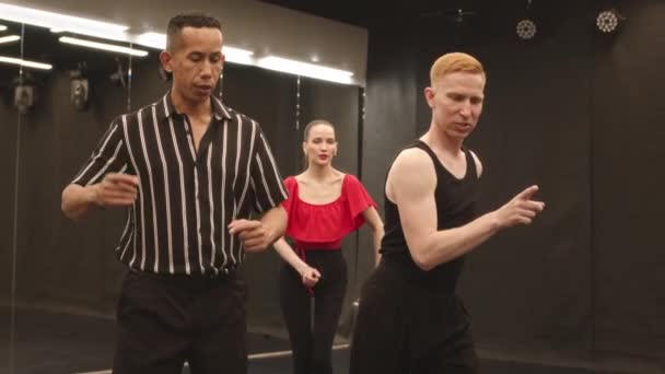 Fiatal Karizmatikus Többnemzetiségű Emberek Közepes Lassulása Akik Bachata Táncot Járnak — Stock videók