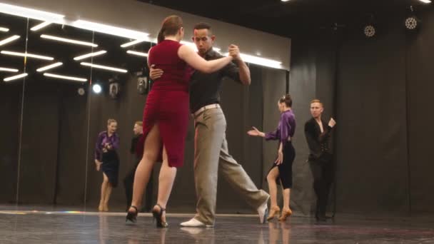Повна Довжина Повільність Двох Пар Професійних Танцюристів Які Виконують Чуттєвий — стокове відео