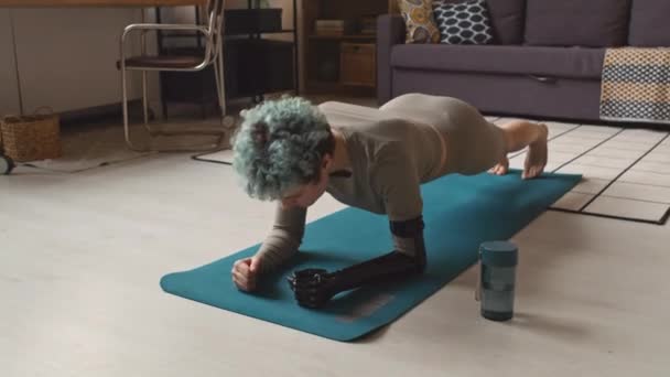 Protez Kollu Kararlı Beyaz Kız Evde Fitness Paspası Üzerinde Tahta — Stok video