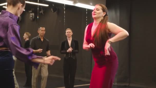 Średnie Ujęcie Dwóch Młodych Zróżnicowanych Kobiet Fantazyjnych Strojach Latina Tańczy — Wideo stockowe