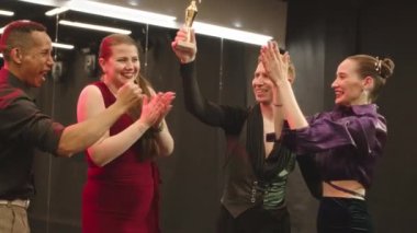 Dans yarışmasını dört kişilik Latin dansçı takımı altın kupa ödülünü ellerinde tutarak kutluyorlar.