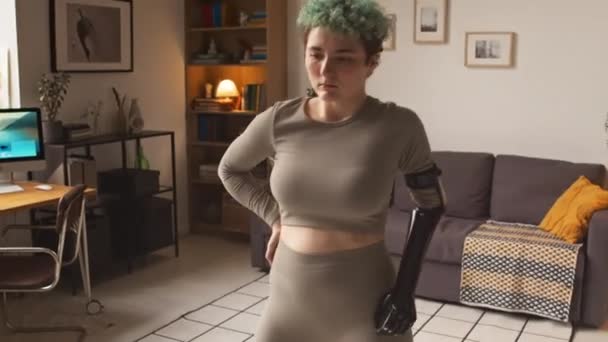 Umgeknickte Aufnahme Eines Motivierten Kaukasischen Mädchens Anfang Mit Prothetischem Arm — Stockvideo