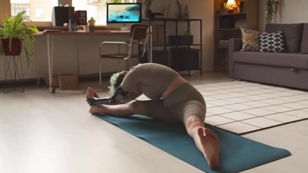 Flexibilní Běloška Protézou Sedící Podložce Protahující Nohy Vnitřním Fitness Tréninkem — Stock video