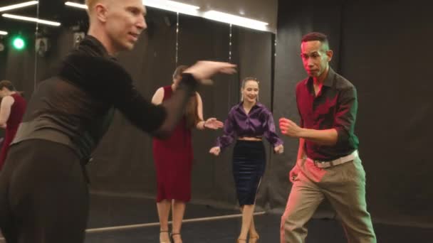 Balo Salonunda Latin Dansı Yapan Iki Genç Dışavurumcu Adamın Orta — Stok video