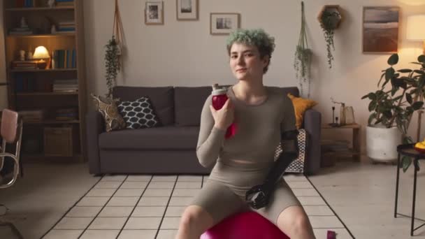 Medium Porträtt Leende Vit Flicka Med Modern Arm Protes Poserar — Stockvideo