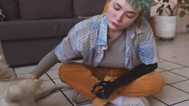 Freundliches Kaukasisches Teenie Mädchen Mit Armprothese Streichelt Und Spricht Mit — Stockvideo