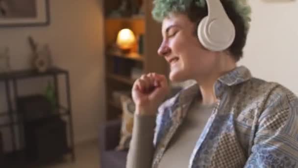 Medelhög Bild Positiv Vit Tonåring Flicka Med Artificiell Arm Njuter — Stockvideo