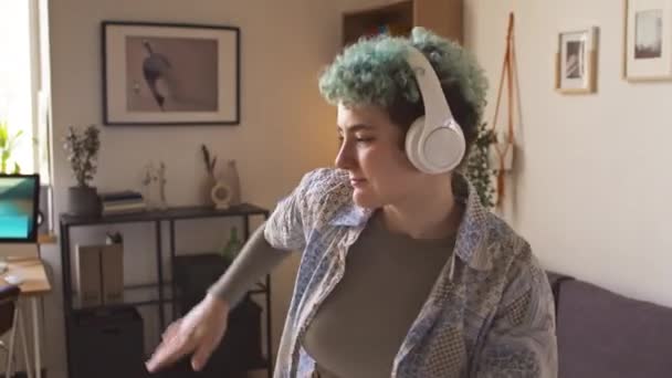 Colpo Medio Energica Adolescente Caucasica Con Braccio Protesico Ascoltare Musica — Video Stock