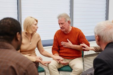 Bunalımlı kıdemli bir adam psikolojik sınıfta oturan insanlarla sorunlarını konuşuyor.