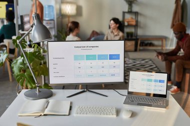TV hizmetleri için pazarlama verileri olan bilgisayar ekranlarının arkaplan resmi, boşluk kopyala