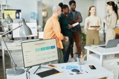 İş yerinde verileri olan bilgisayar ekranının arkaplan resmi ve ofisteki bulanık iş ekibi, boşluğu kopyala