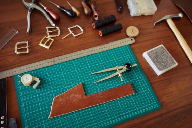 Tahta masada çeşitli araçları olan deri çalışma istasyonu, boşluğu kopyala